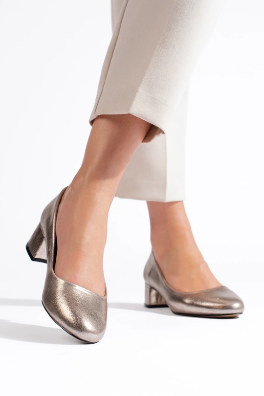 Los zapatos de tacón son oscuros.