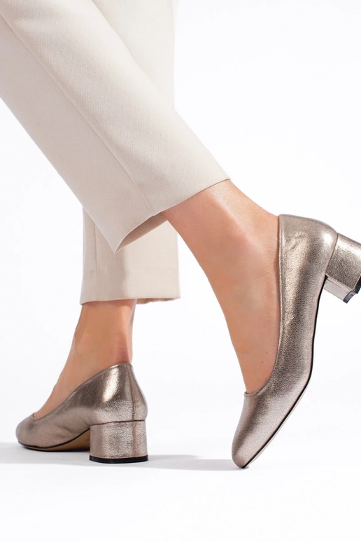 Los zapatos de tacón son oscuros.