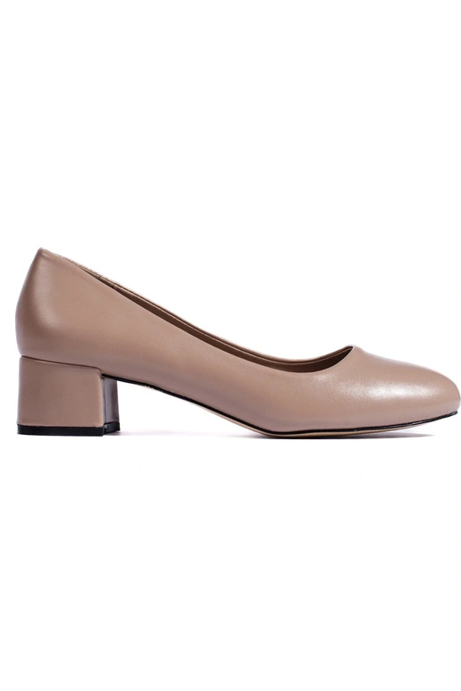 Los zapatos de tacón son oscuros.