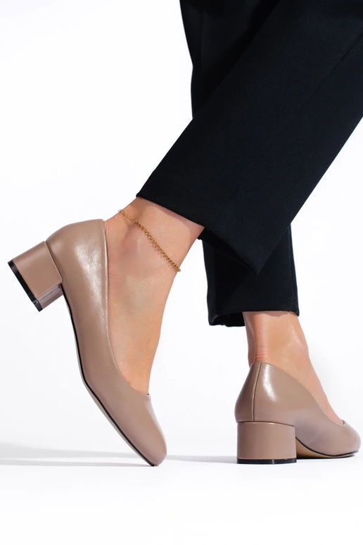 Los zapatos de tacón son oscuros.