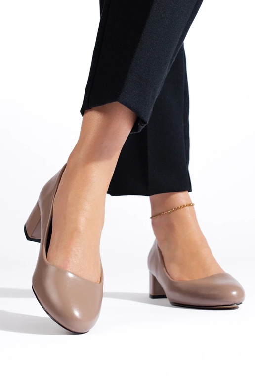 Los zapatos de tacón son oscuros.