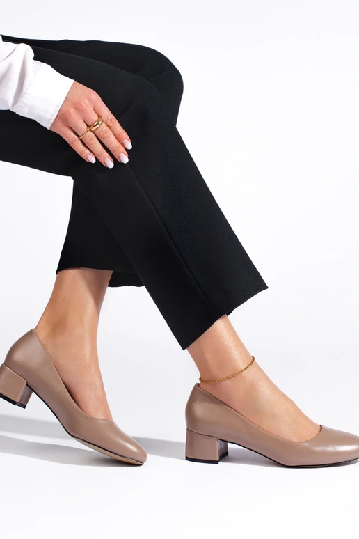 Los zapatos de tacón son oscuros.