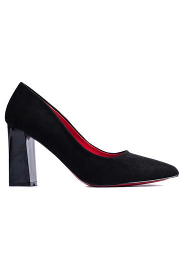 tacones altos negros en el...