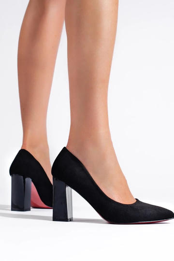 tacones altos negros en el... 2
