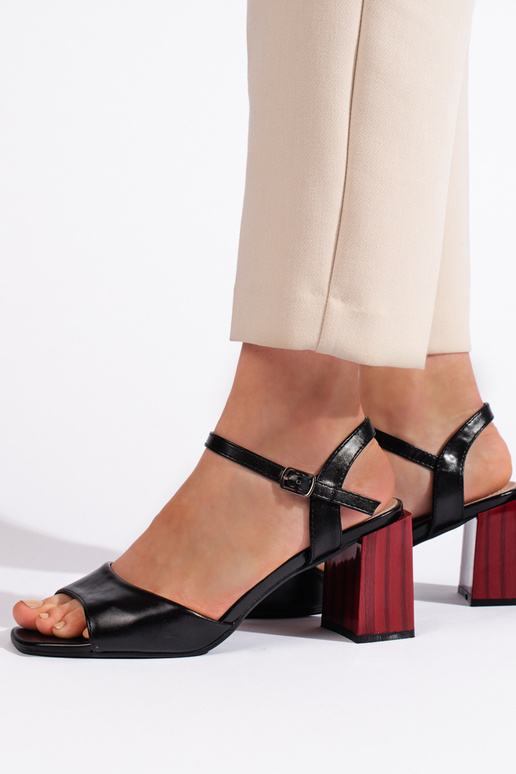 sandalias en color negro en el talón sandalias en color negro en el talón