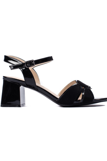 sandalias con efecto lacado...