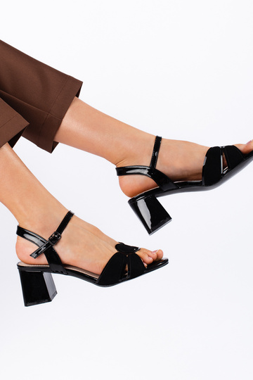 sandalias con efecto lacado... 2