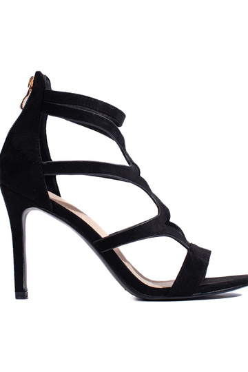 sandalias negras con tacón...