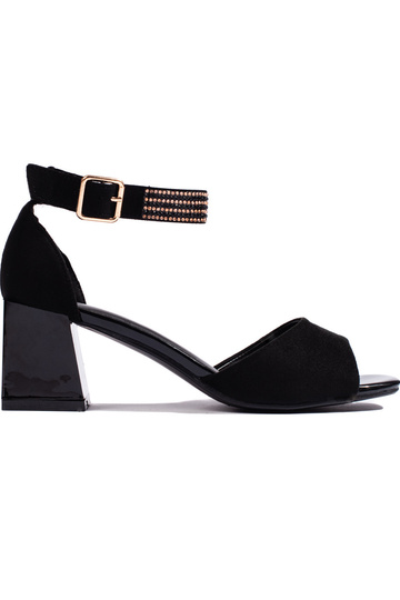 sandalias negras con tacón...