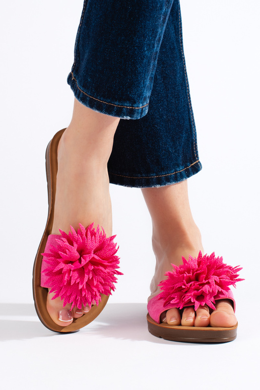 Babuchas de mujer fucsia con flor. Babuchas de mujer fucsia con flor.