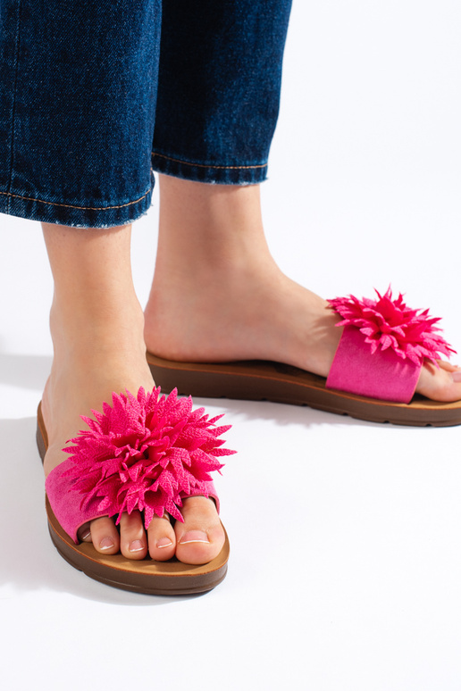 Babuchas de mujer fucsia con flor. Babuchas de mujer fucsia con flor.