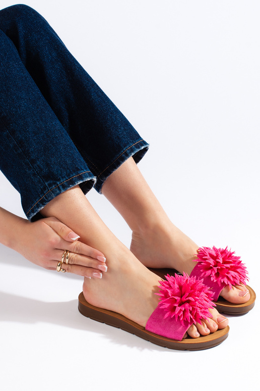 Babuchas de mujer fucsia con flor. Babuchas de mujer fucsia con flor.