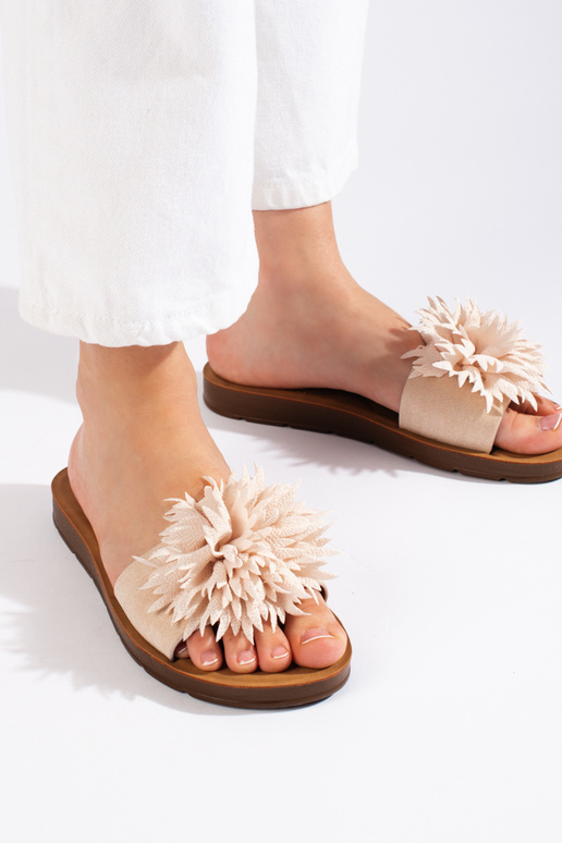 Zapatillas de mujer beige con flor. Zapatillas de mujer beige con flor.