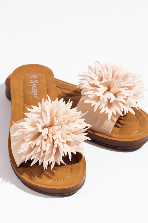 Zapatillas de mujer beige con flor. Zapatillas de mujer beige con flor.