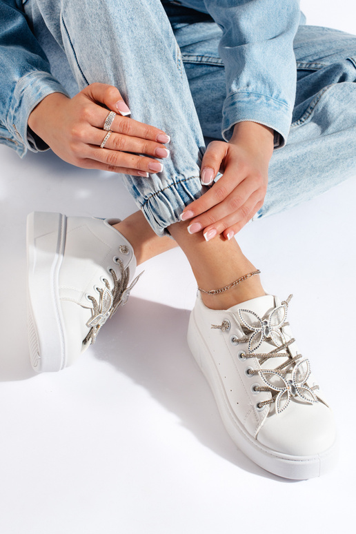 Zapatillas blancas con mariposas. Zapatillas blancas con mariposas.