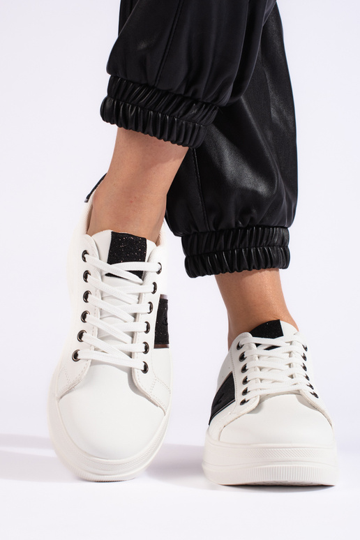 Zapatillas blancas modelo zapatos. Zapatillas blancas modelo zapatos.