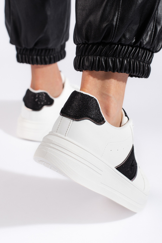 Zapatillas blancas modelo zapatos. Zapatillas blancas modelo zapatos.