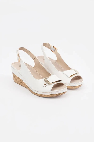 Sandalias blancas de cuña... 2