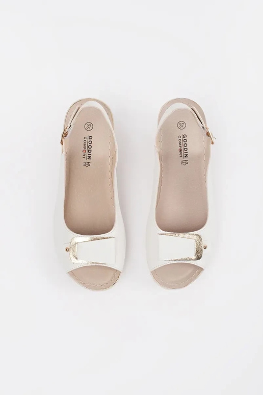 Sandalias blancas de cuña baja tipo...