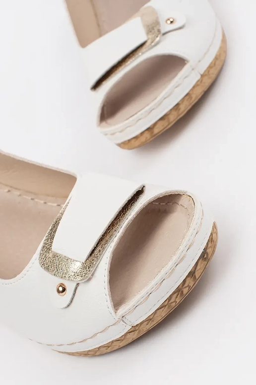 Sandalias blancas de cuña baja tipo...