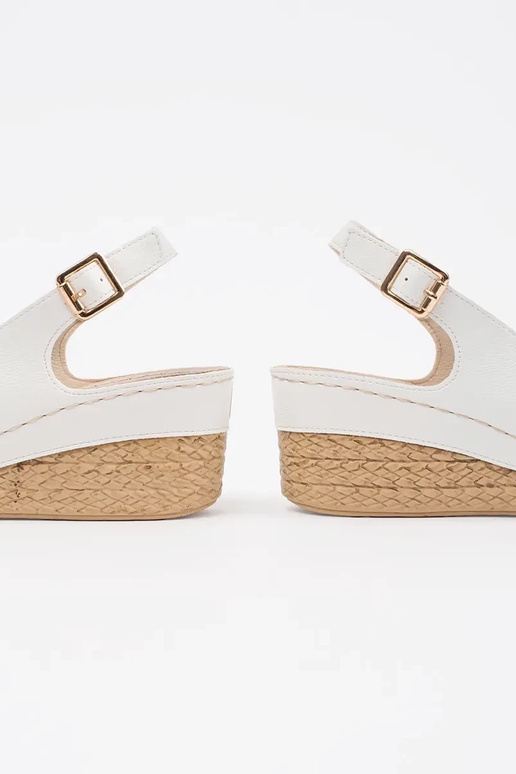 Sandalias blancas de cuña baja tipo...