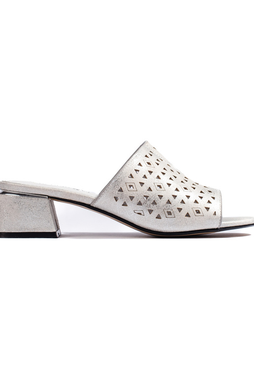 Chancletas con elementos de encaje...