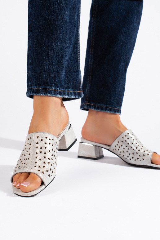 Chancletas con elementos de encaje...