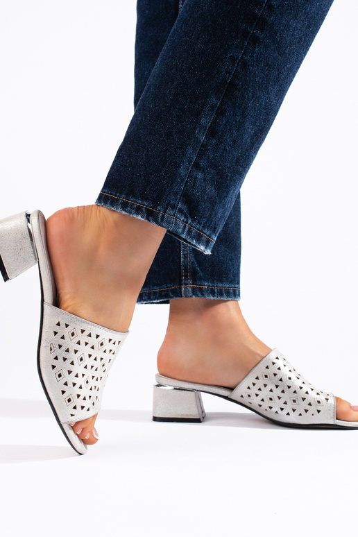 Chancletas con elementos de encaje...