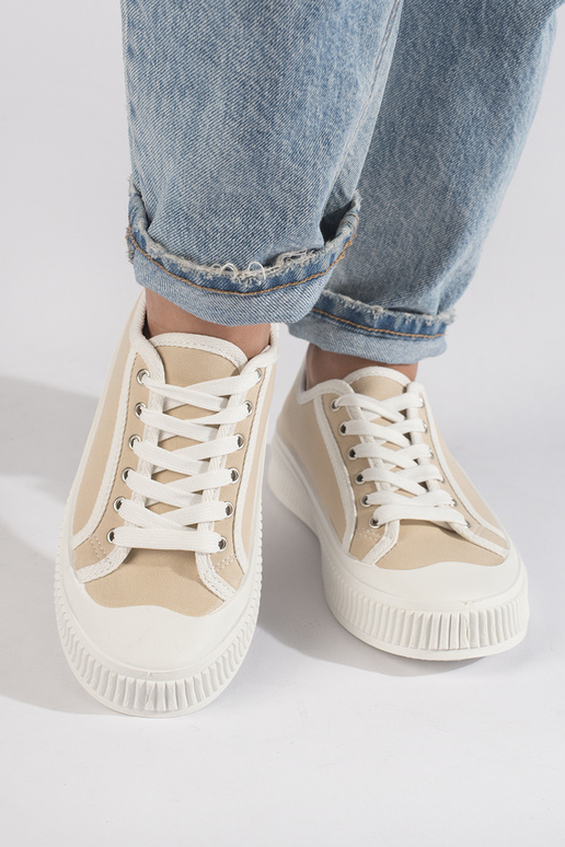 Zapatillas beige con plataforma.