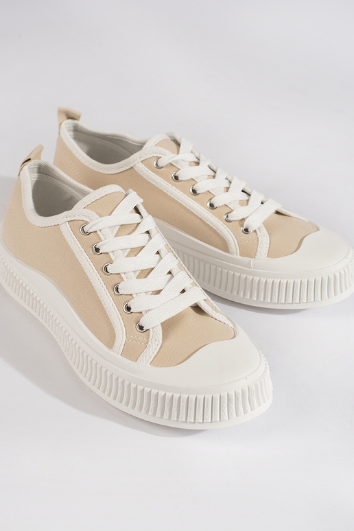 Zapatillas beige con plataforma.