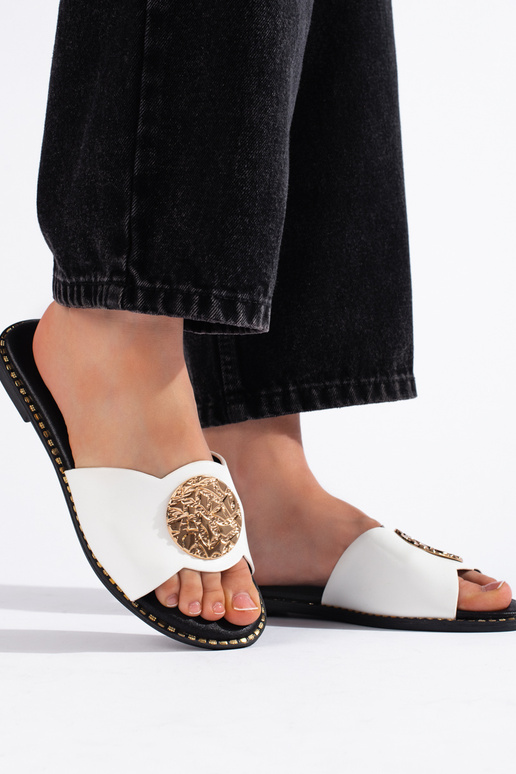 Zapatillas blancas de estilo elegante.