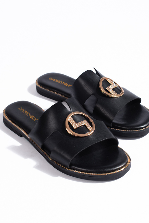 Pantuflas negras con detalles dorados.