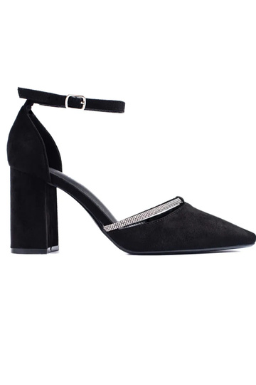 tacones altos de gamuza...