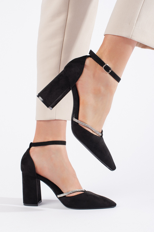 tacones altos de gamuza negra en el... tacones altos de gamuza negra en el...
