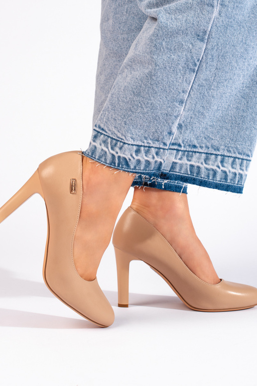 Los clásicos zapatos de tacón beige...