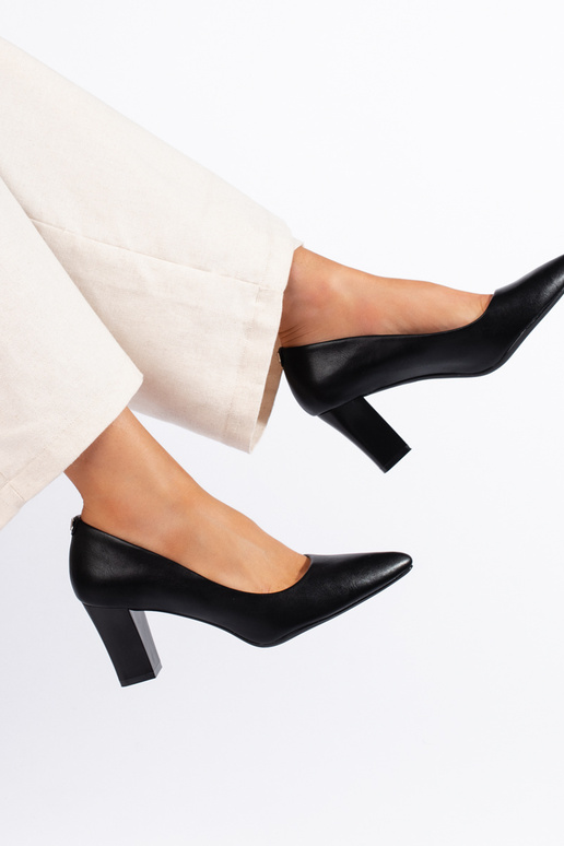 tacones negros en el talón de Sergio... tacones negros en el talón de Sergio...