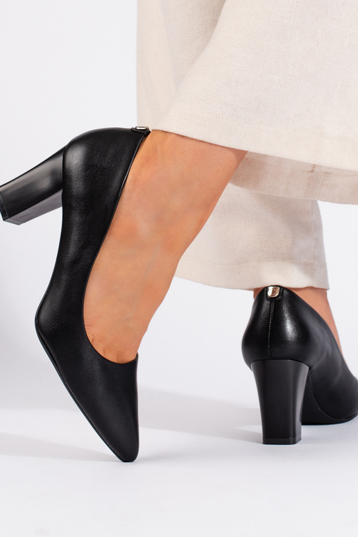 tacones negros en el talón de Sergio... tacones negros en el talón de Sergio...