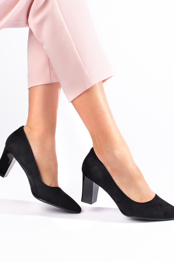 tacones negros en el talón... 2