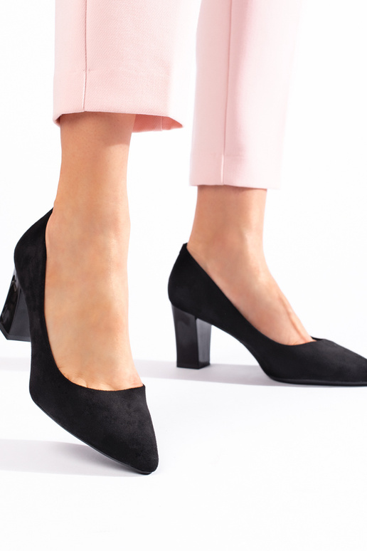 tacones negros en el talón de Sergio... tacones negros en el talón de Sergio...