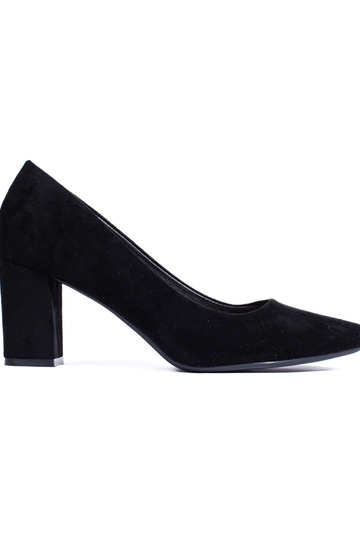 Tacones altos de ante negro...
