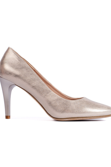 tacones altos dorados con...