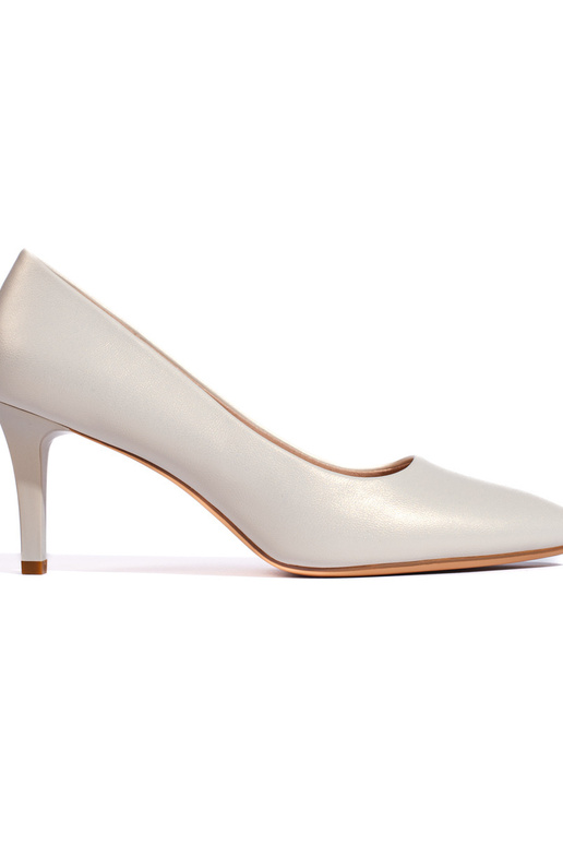 Tacones blancos de estilo elegante...