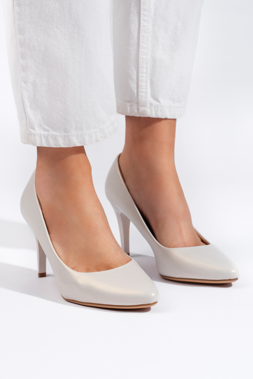 tacones blancos con tacón fino de... tacones blancos con tacón fino de...