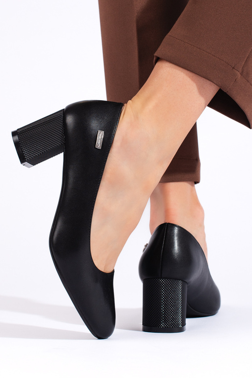 tacones negros en el talón de Sergio...