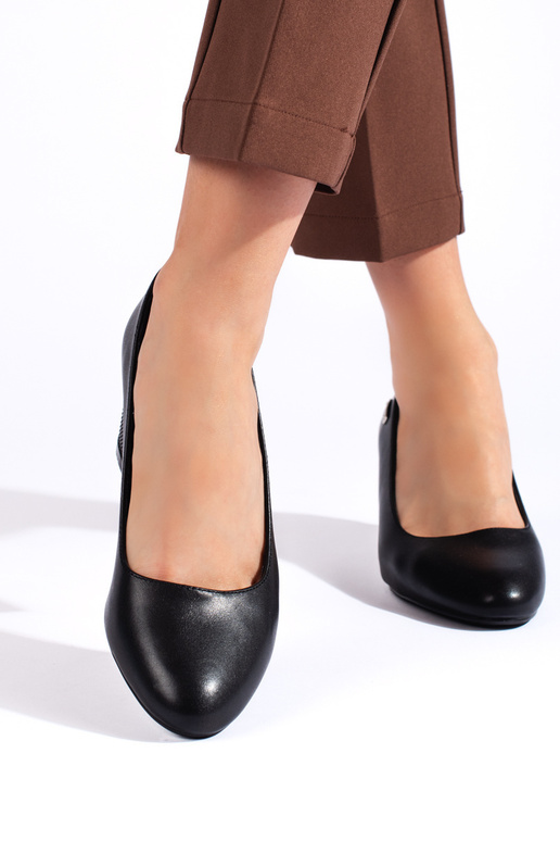 tacones negros en el talón de Sergio...