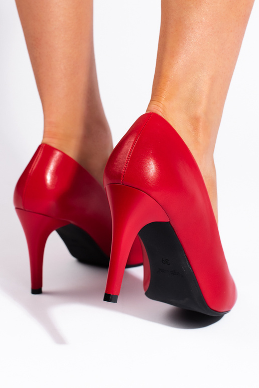 Tacones rojos con tacón fino de... Tacones rojos con tacón fino de...