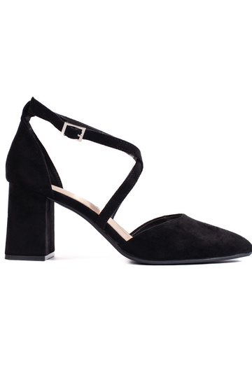 Tacones altos de ante negro...
