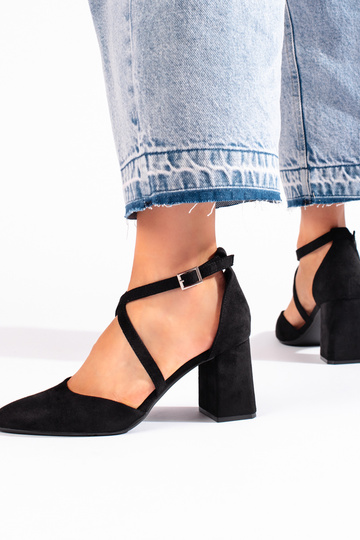 Tacones altos de ante negro... 2