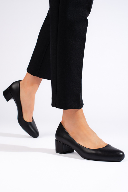 Tacones negros de estilo elegante con... Tacones negros de estilo elegante con...