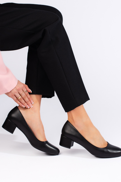 Tacones negros de estilo elegante con... Tacones negros de estilo elegante con...